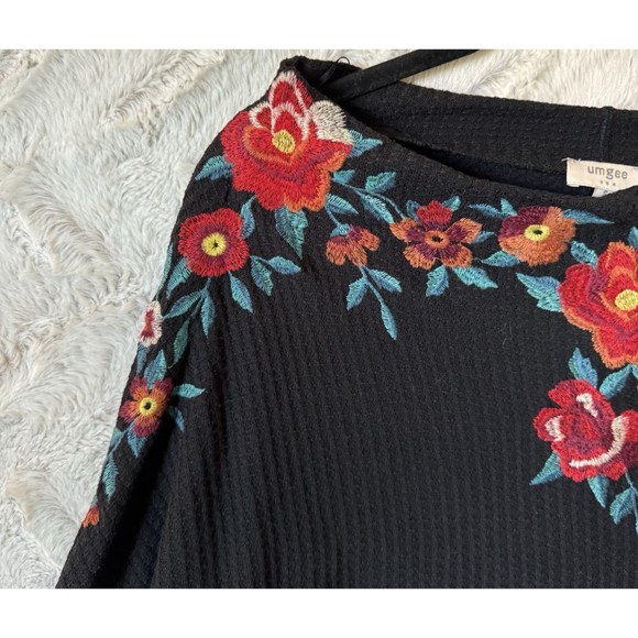 Umgee Sweater Top Small Off Shoulder Black Embroidered Floral Dolman Waffle Knit - Picture 5 of 13